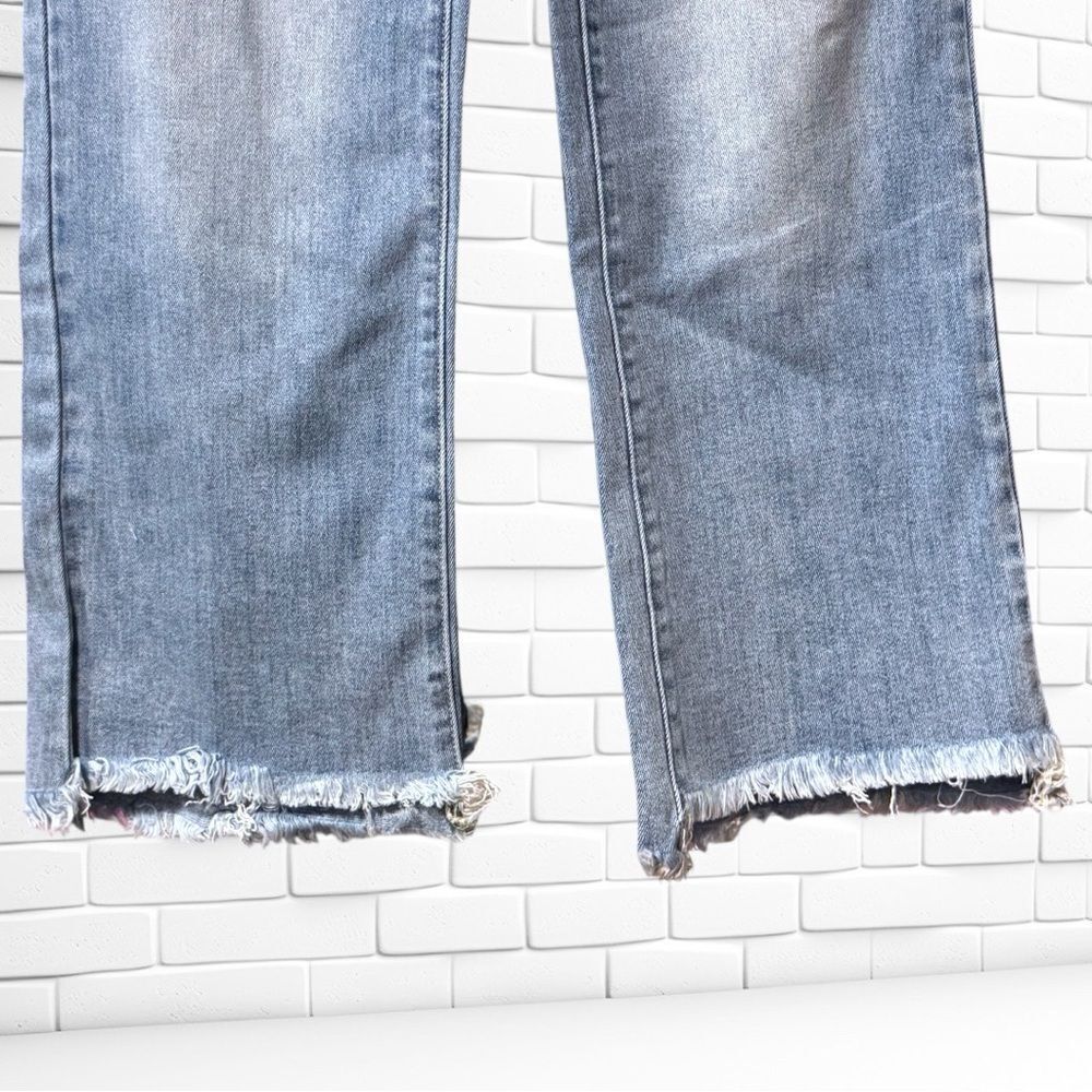 Risen High Rise Crop Flare Frayed Hem Light Wash Jeans Size 13/31 – NWT - Picture 10 of 13